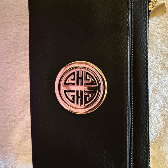 Cross Body Black Purse. 3 Zipper compartments. - Picture 6 of 8